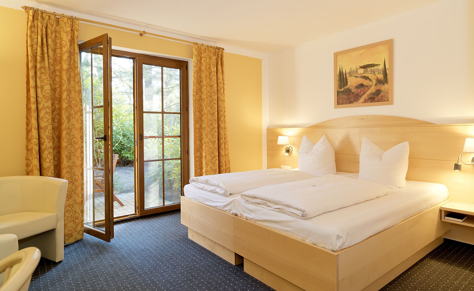 Elegantes Doppelzimmer mit Terrassentür und Blick in den Garten – Hotel Potsdam Katharinenholz