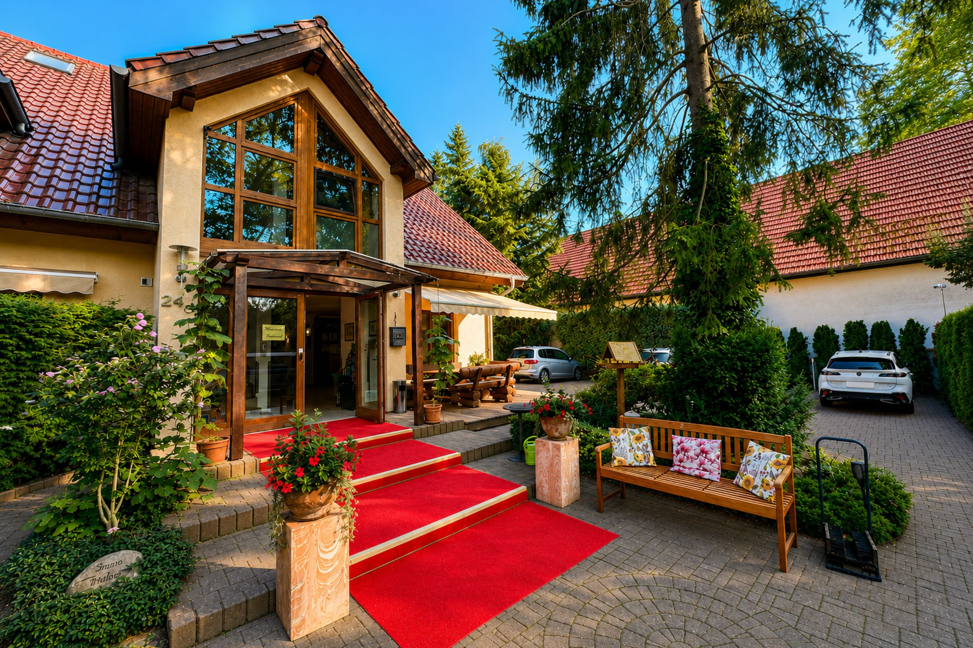 Eingang mit rotem Teppich und eigenem Parkplatz – Hotel Potsdam am Katharinenholz