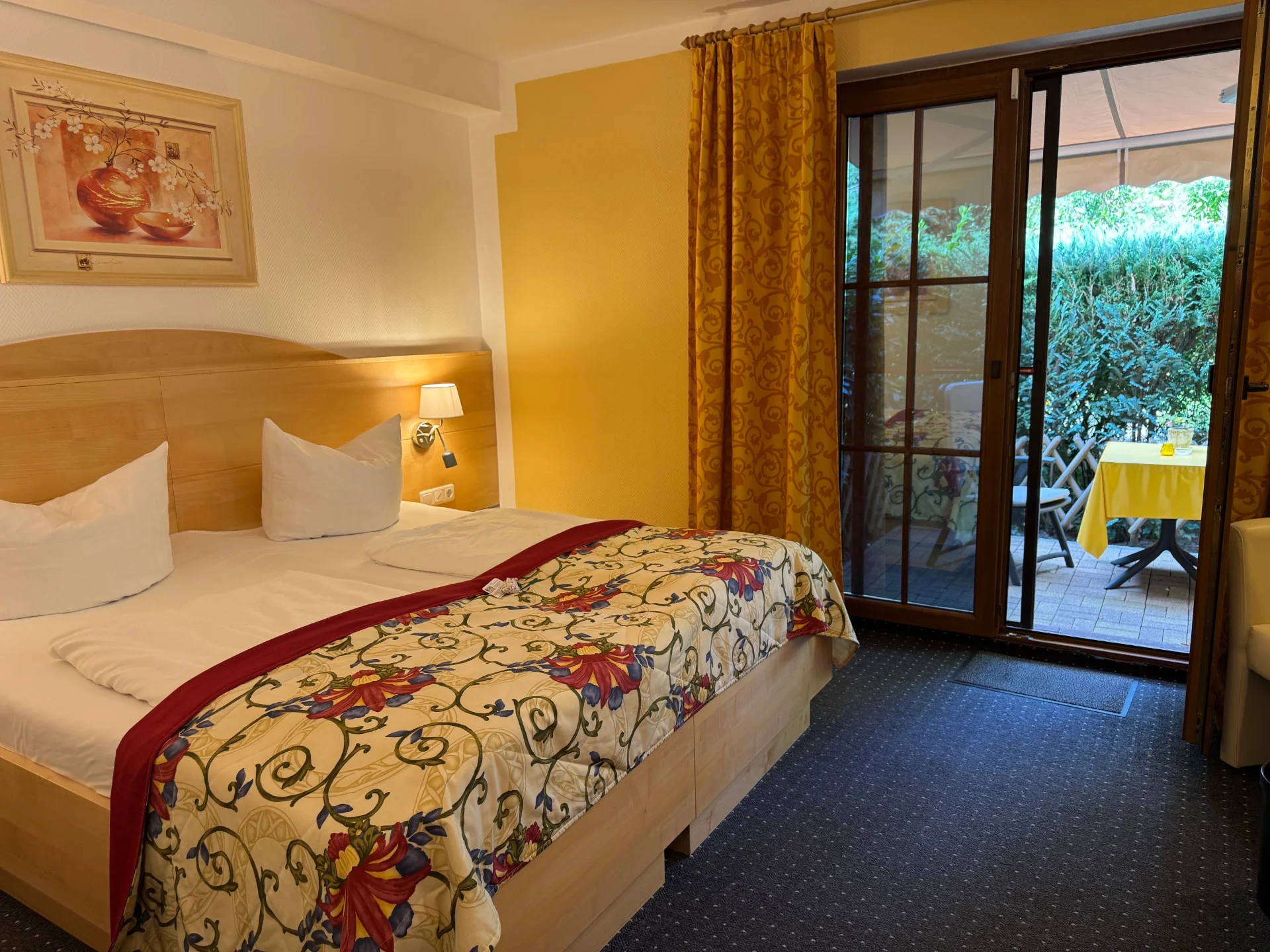 Doppelzimmer mit Terrassentür und Blick in den Garten – Hotel Potsdam am Katharinenholz