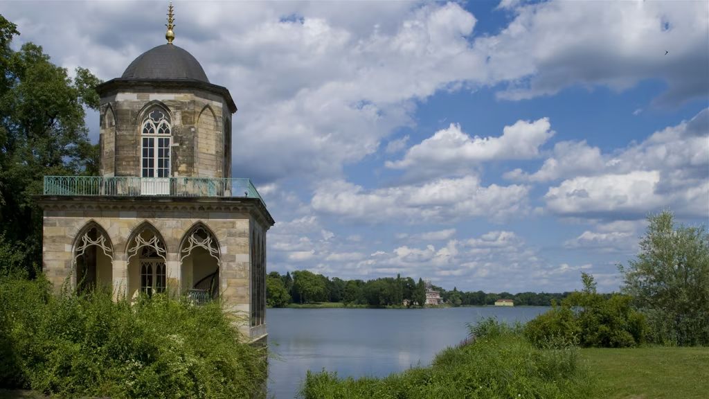 Gotische Bibliothek am Heiligen See im Neuen Garten Potsdam – historischer Pavillon mit Kuppel und Seeblick – Hotel Potsdam Katharinenholz